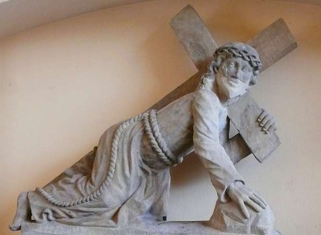 Kreuzschlepper im Faltertor – Nahaufnahme der Barockfigur (1704)