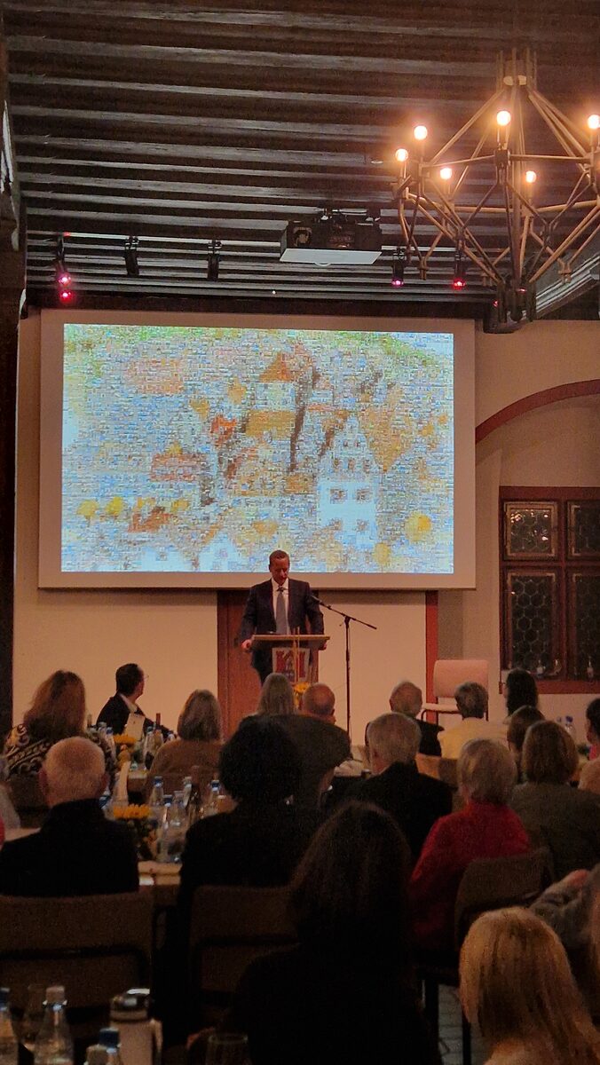 Dettelbach als Fotomosaik aus tausenden Bildern des digitalen Nachlasses von Dr. Hans Bauer – projiziert bei der &Uuml;bergabefeier