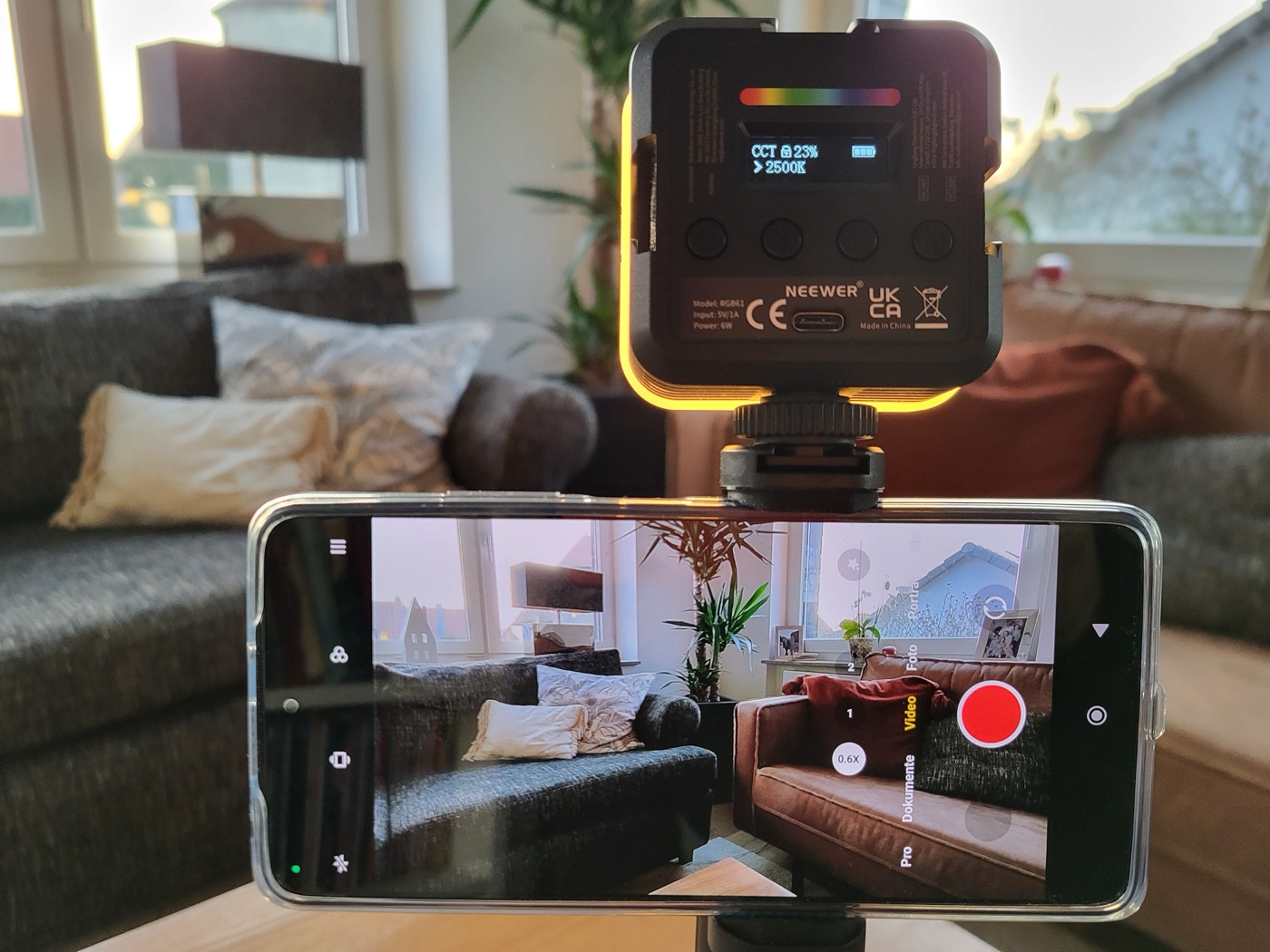 Aufgebautes Interview-Kit: Smartphone auf Stativ mit Leuchte